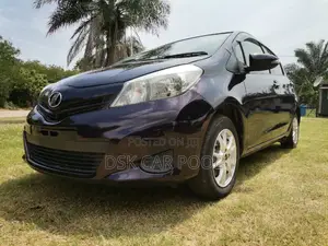 Toyota Vitz 1.3 FWD 5dr 2013 Maroon