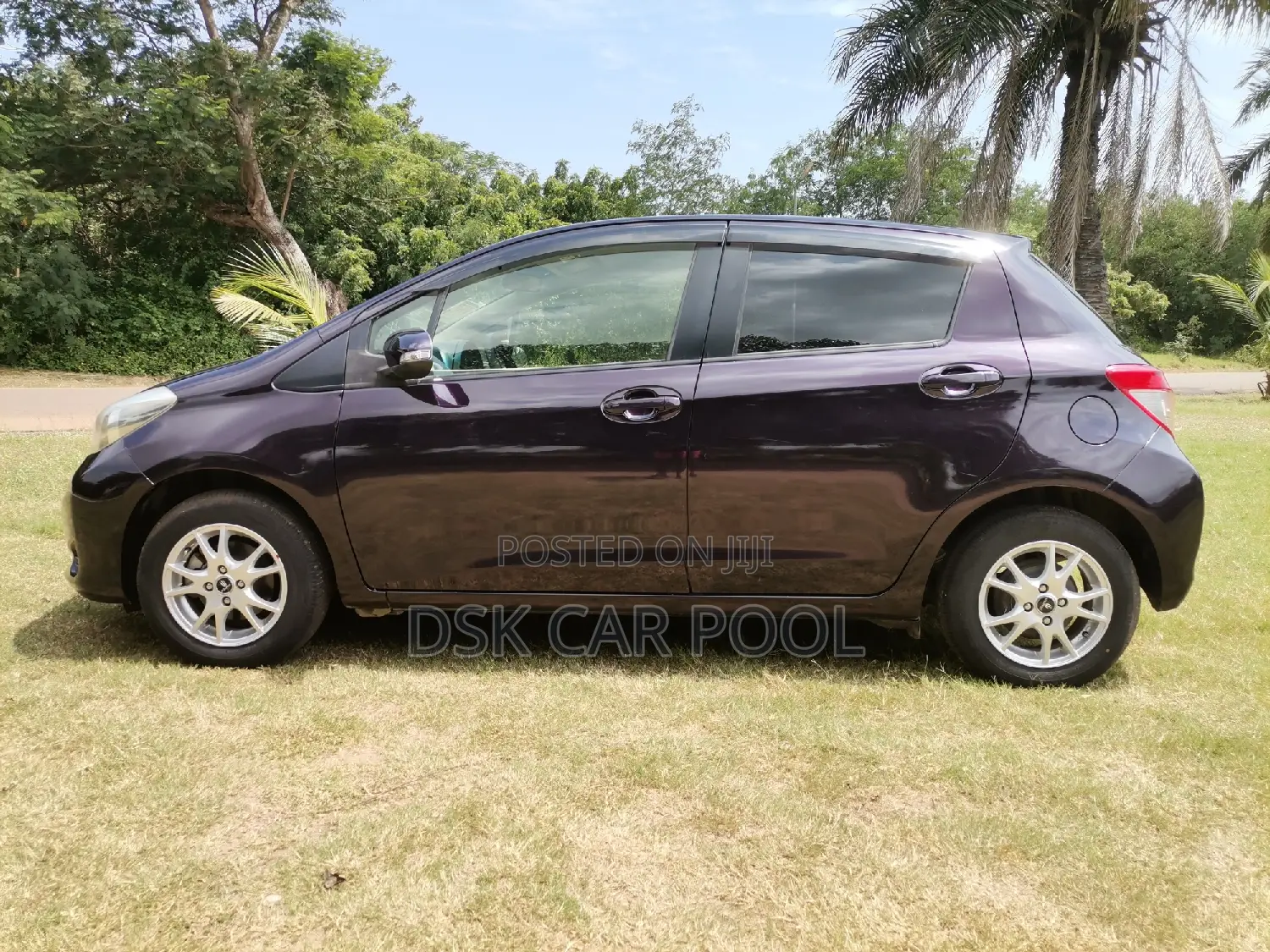 Toyota Vitz 1.3 FWD 5dr 2013 Maroon