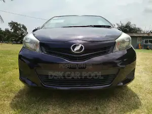Toyota Vitz 1.3 FWD 5dr 2013 Maroon