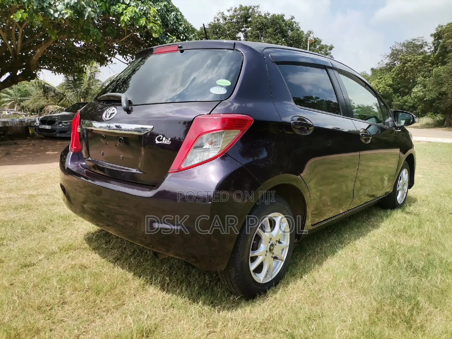 Toyota Vitz 1.3 FWD 5dr 2013 Maroon