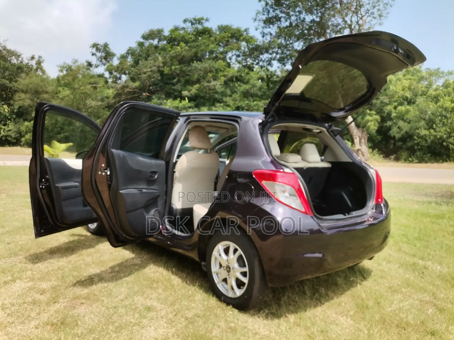 Toyota Vitz 1.3 FWD 5dr 2013 Maroon