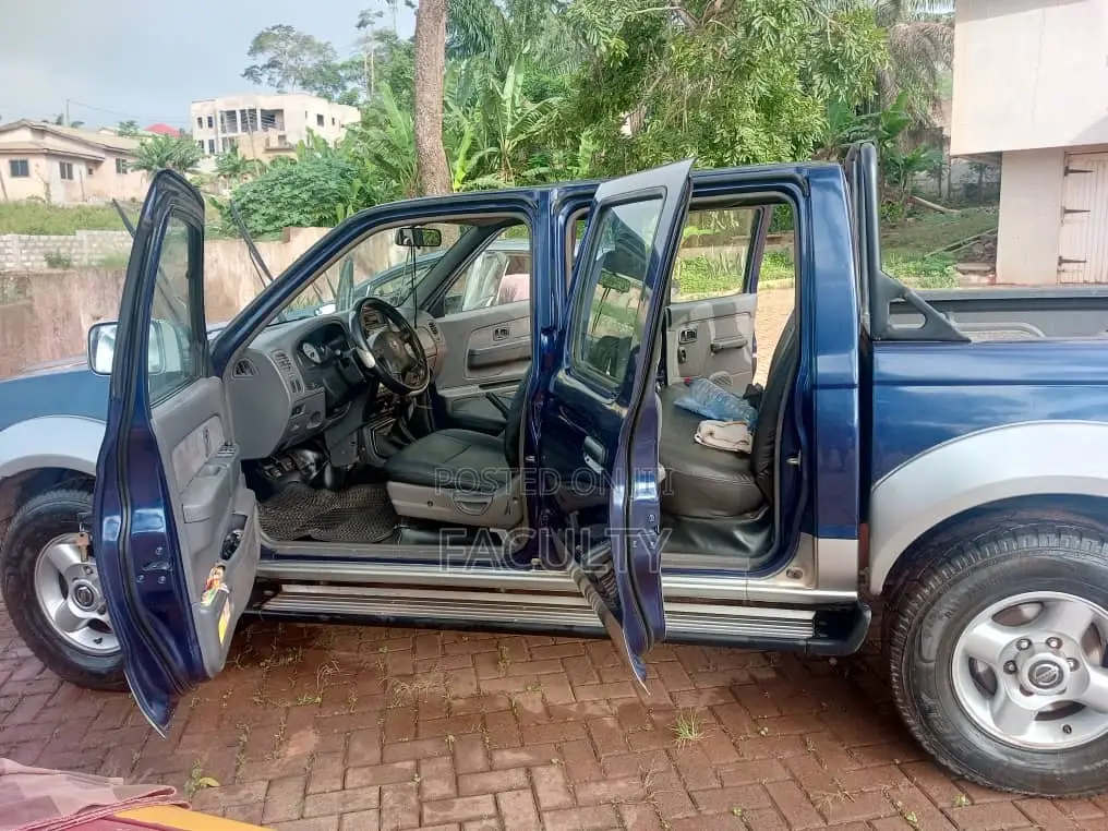 Nissan Navara 2013 Blue