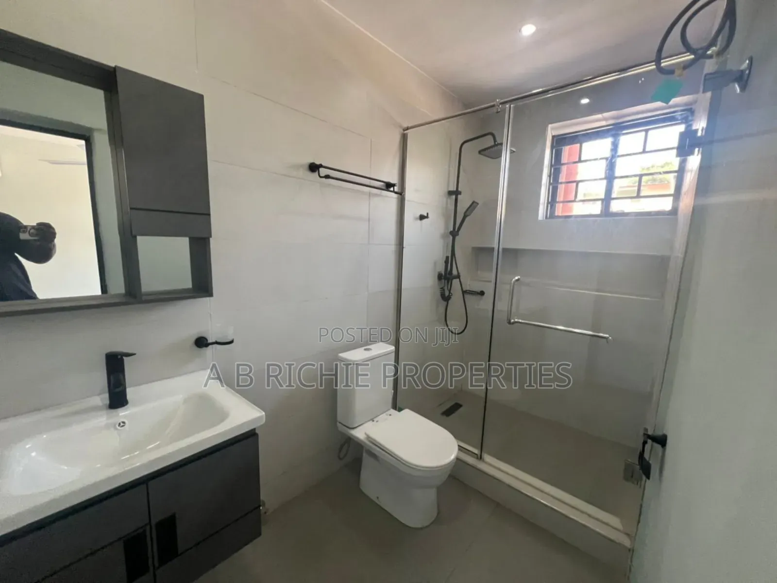 5bdrm House in Ab Richie Properties, Labone for rent