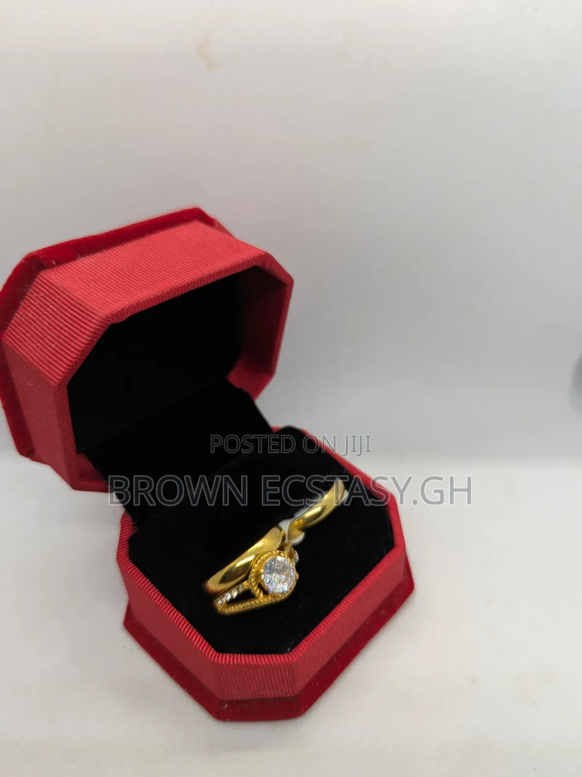3 Pieces Round Stone Wedding Rings (Swipe)