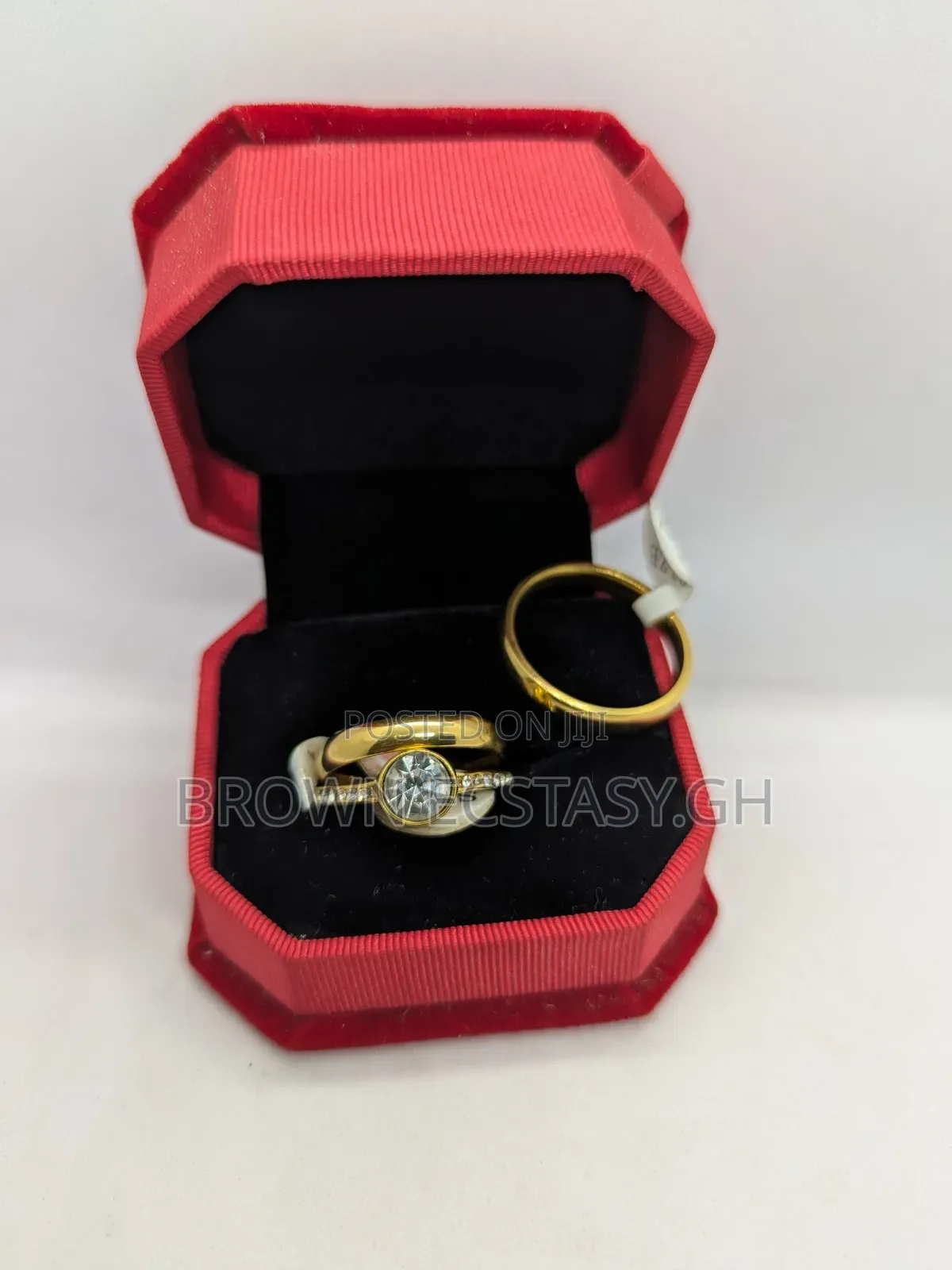3 Pieces Round Stone Wedding Rings (Swipe)