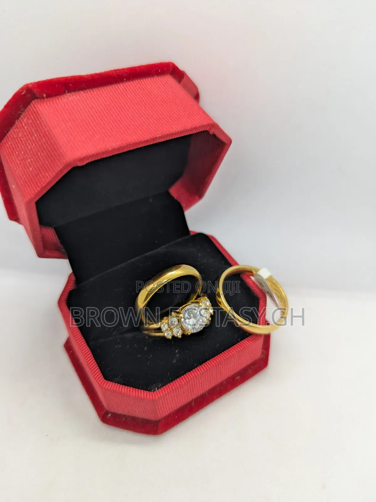 3 Pieces Round Stone Wedding Rings (Swipe)