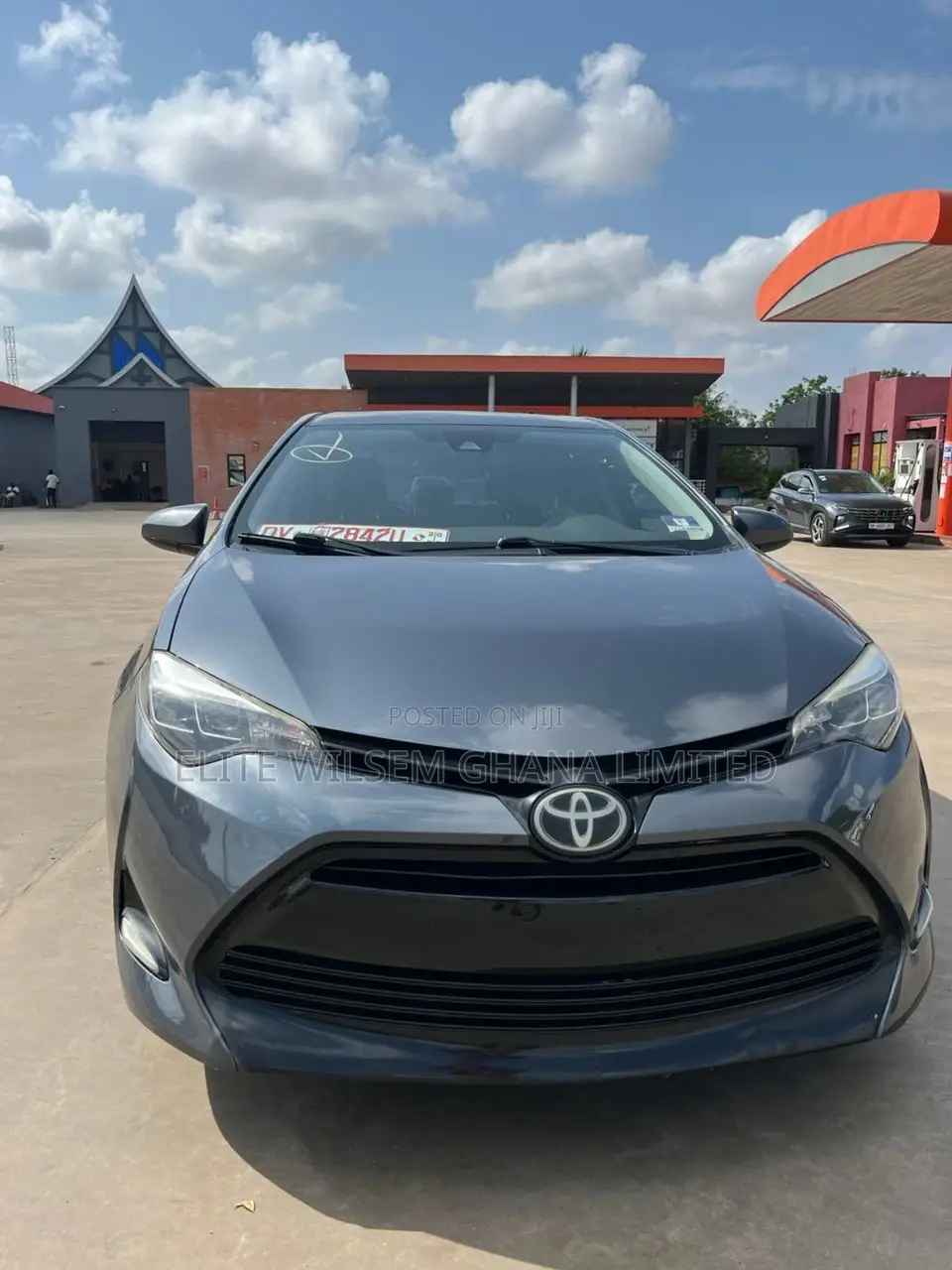 Toyota Corolla XLE (1.8L 4cyl 2A) 2018 Gray