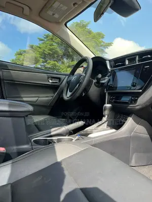 Toyota Corolla XLE (1.8L 4cyl 2A) 2018 Gray