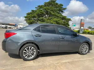 Toyota Corolla XLE (1.8L 4cyl 2A) 2018 Gray
