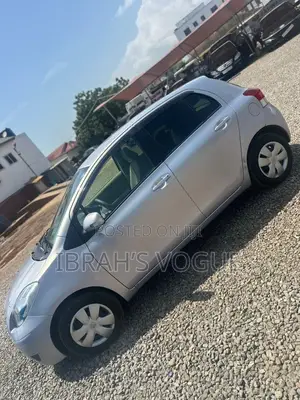 Toyota Vitz 2010 Silver