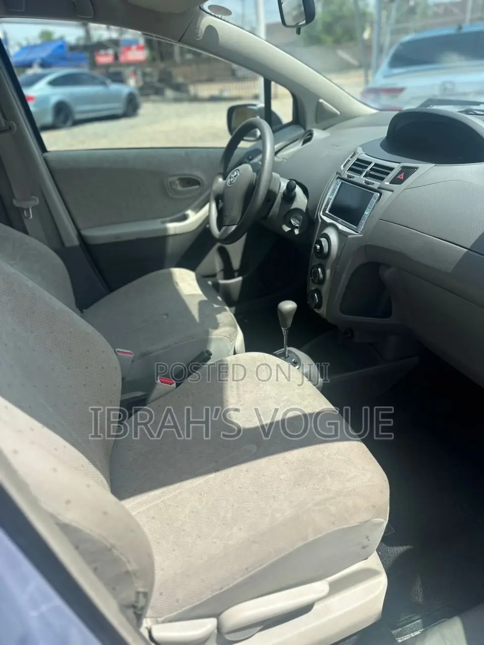 Toyota Vitz 2010 Silver
