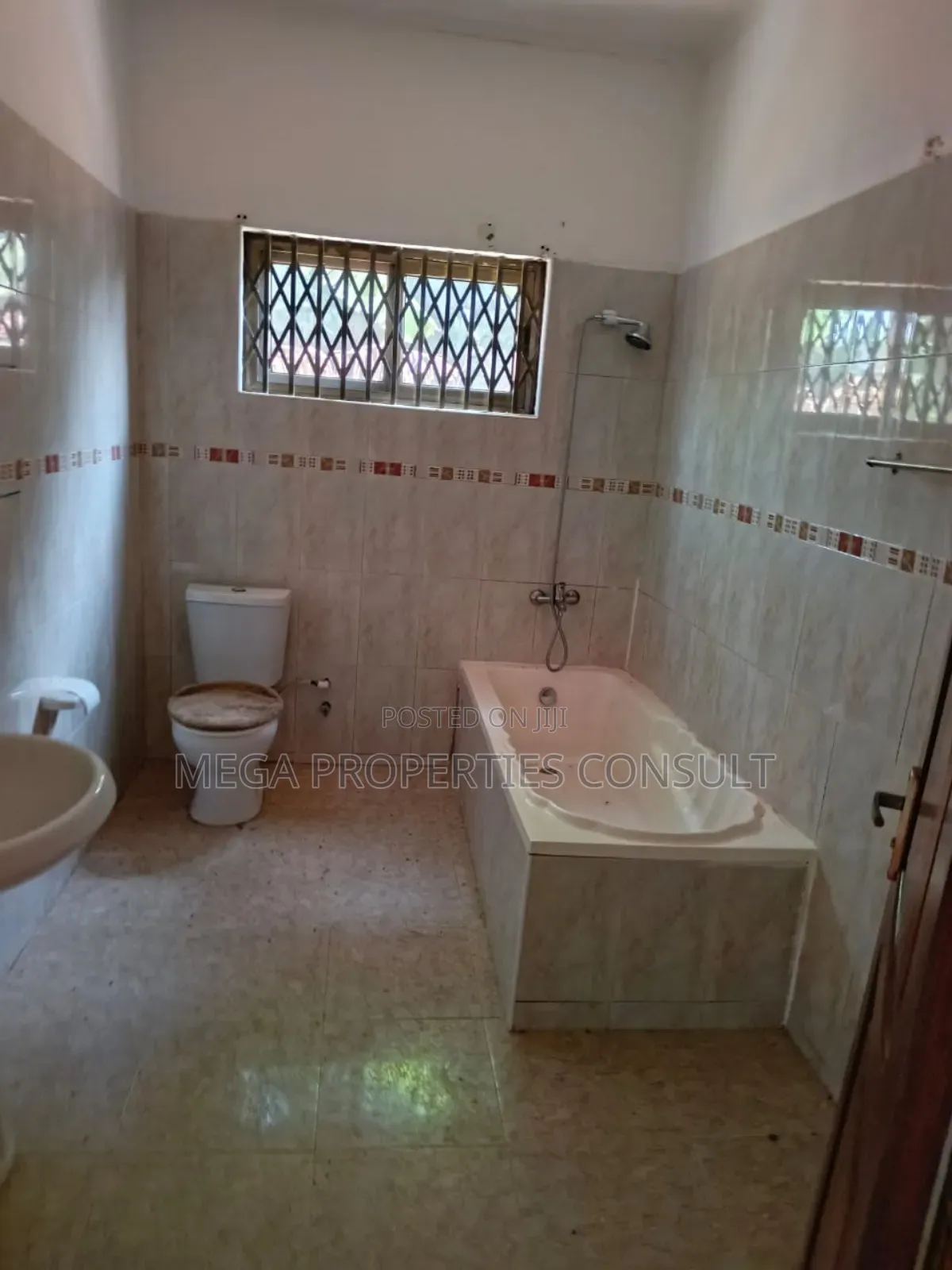 6bdrm House in Ofankor for sale