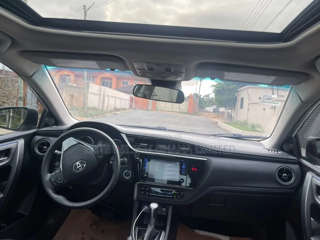 Toyota Corolla SE (1.8L 4cyl 2A) 2018 White
