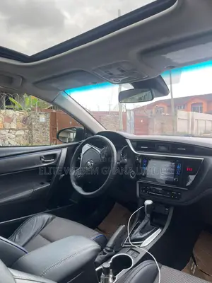 Toyota Corolla SE (1.8L 4cyl 2A) 2018 White