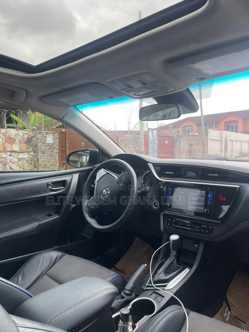 Toyota Corolla SE (1.8L 4cyl 2A) 2018 White