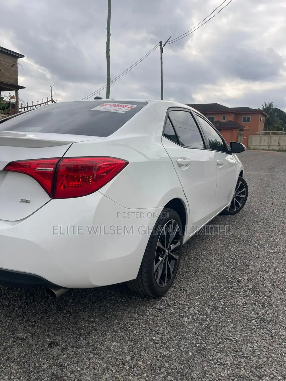 Toyota Corolla SE (1.8L 4cyl 2A) 2018 White