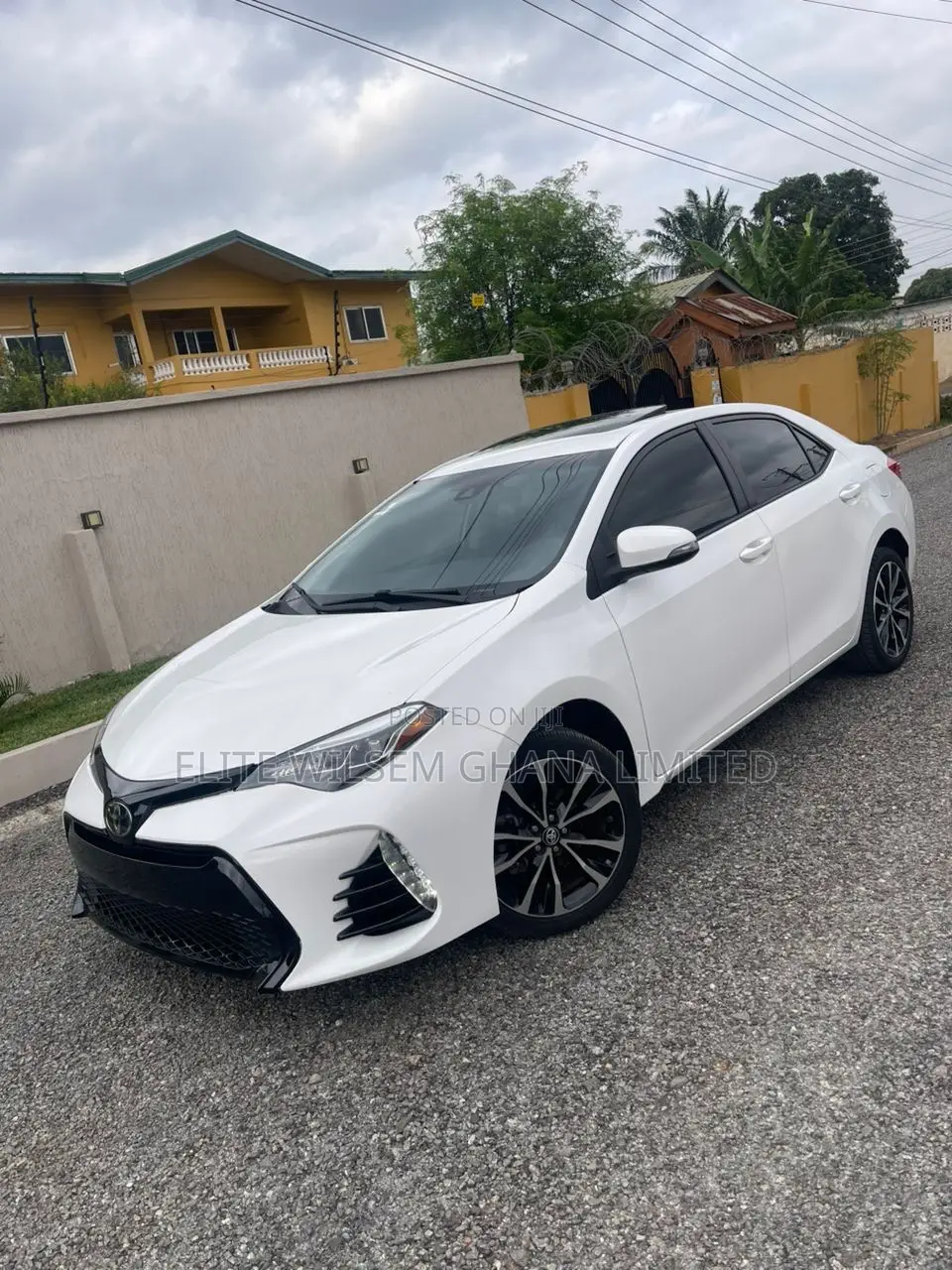 Toyota Corolla SE (1.8L 4cyl 2A) 2018 White