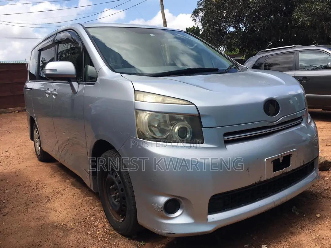 Toyota Voxy 2012 Silver