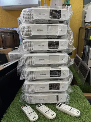 Epson Original Projector 4000 Lumen With Original Remote From Uk
