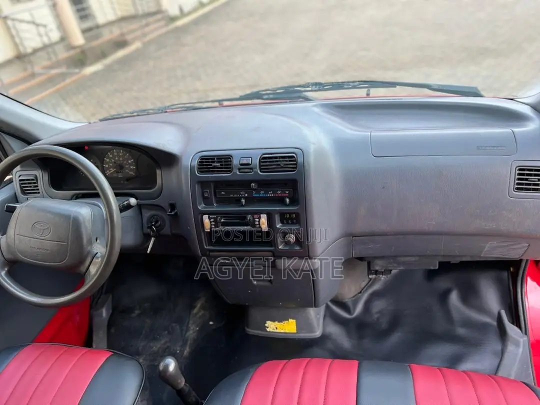 Toyota HiAce 2001 Red