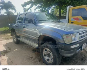 Toyota Hilux 2000 Gray