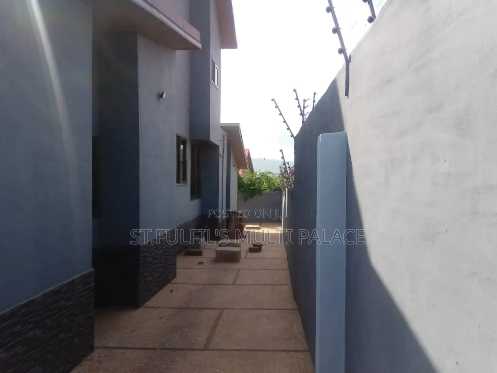 8bdrm House in Adenta Pantang Road for rent