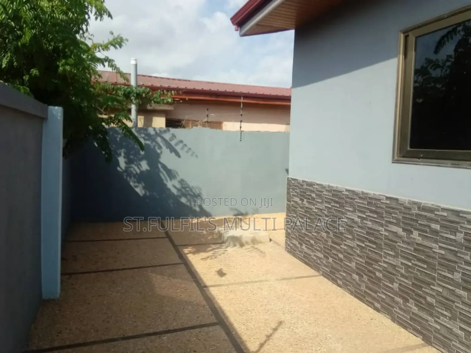 8bdrm House in Adenta Pantang Road for rent