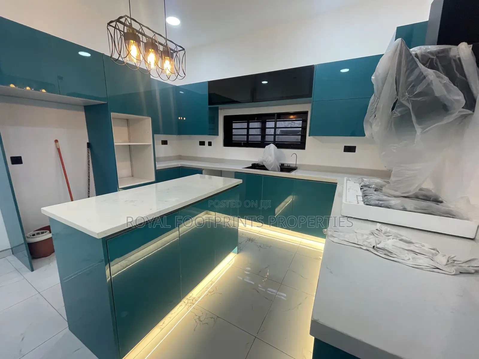 4bdrm House in Luxelooks Properties, Ashaley Botwe for sale