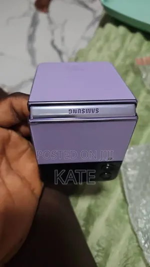 New Samsung Galaxy Z Flip4 256 GB Purple