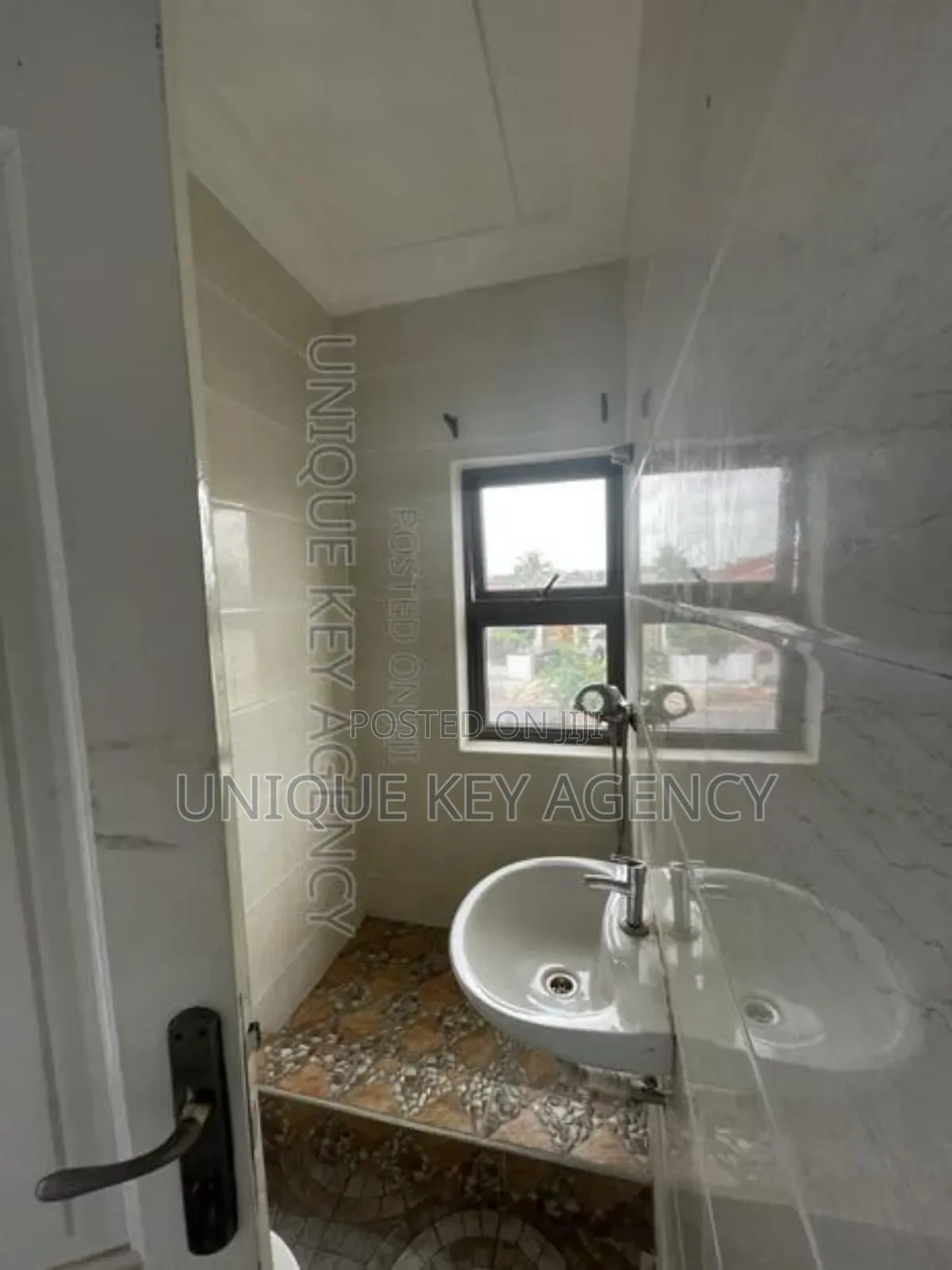 3bdrm Apartment in Unique Key Agency, Airport Residential Area for rent