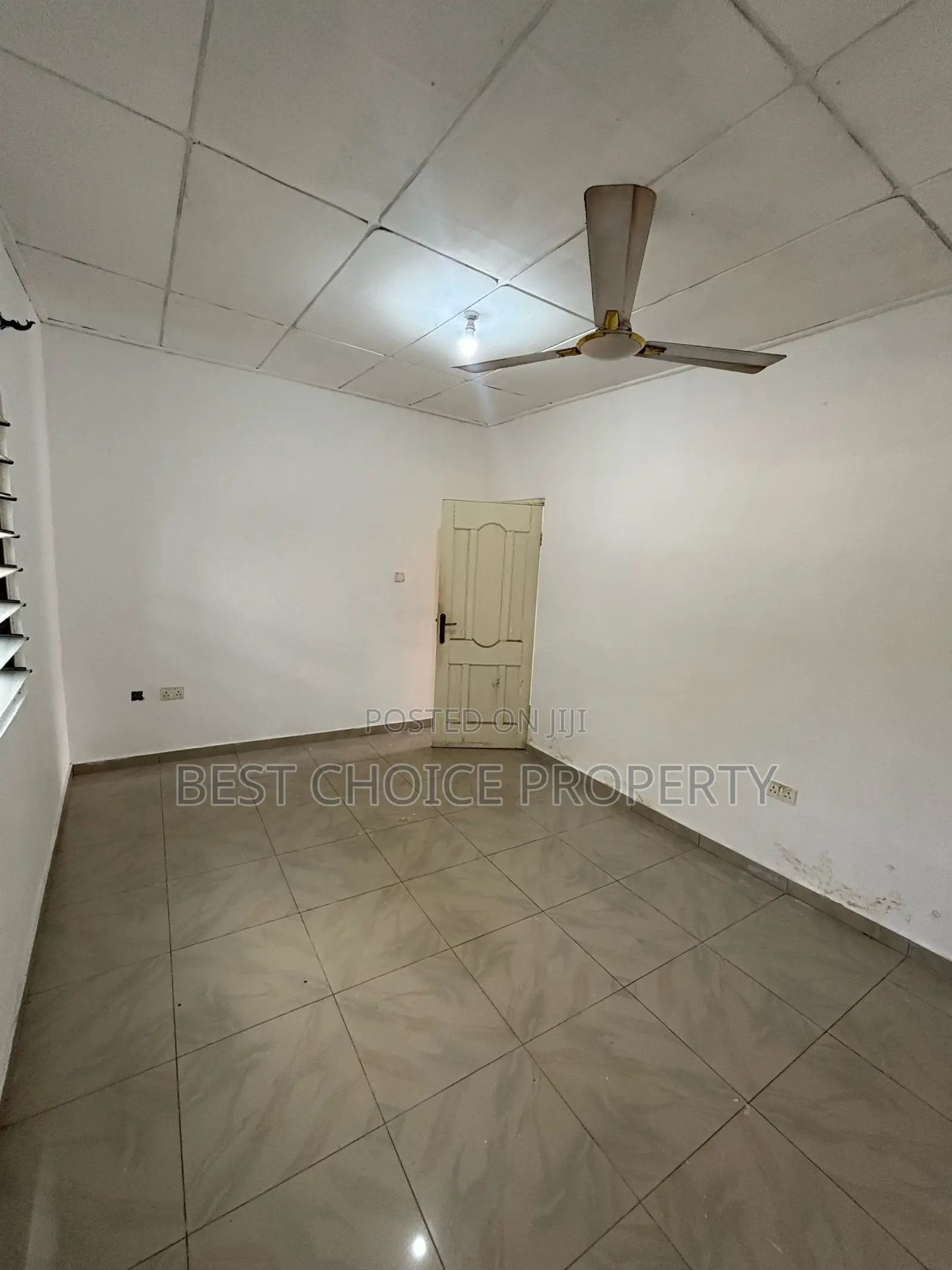 Spacious Chamber and Hall Sc
