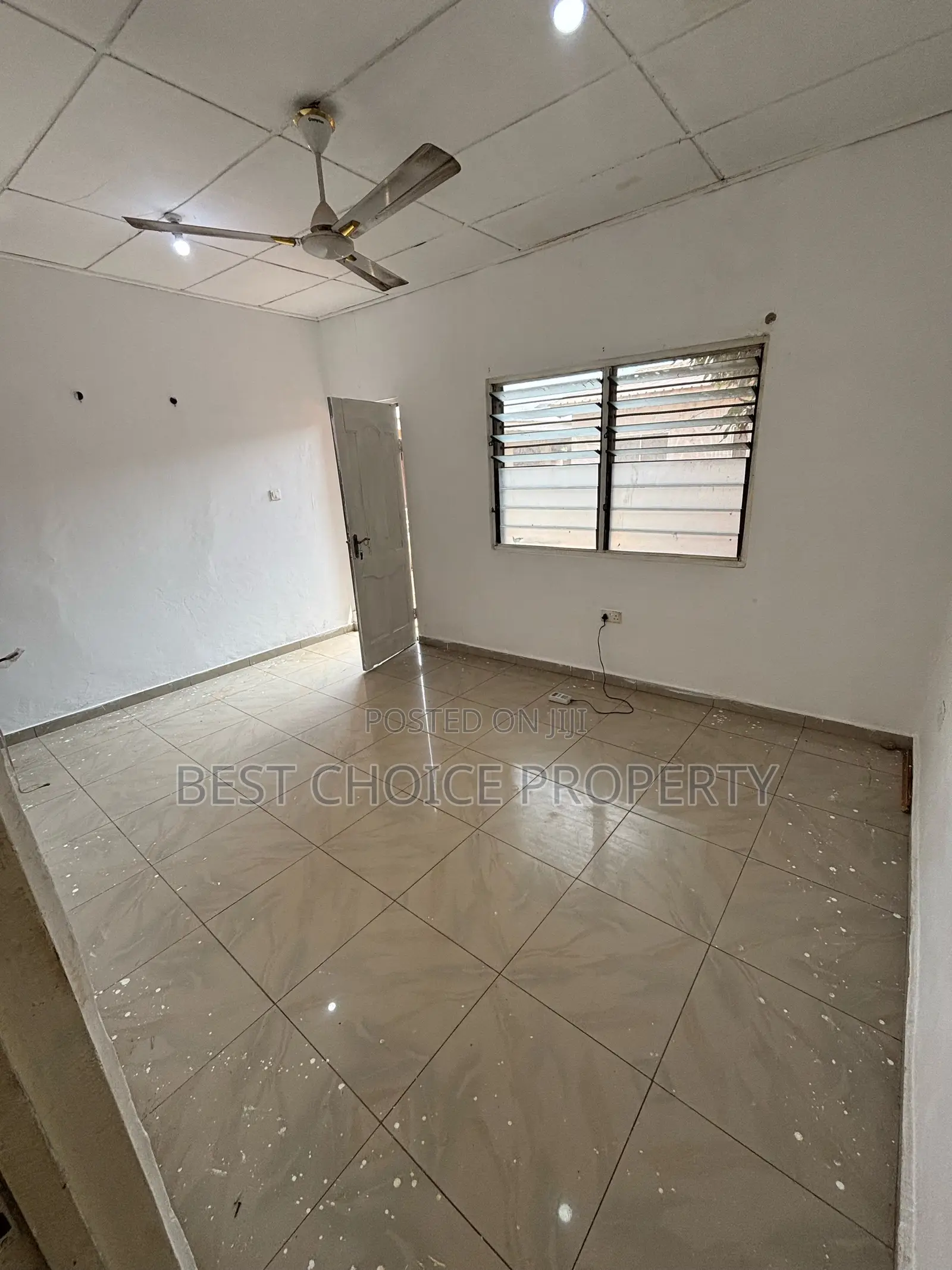 Spacious Chamber and Hall Sc