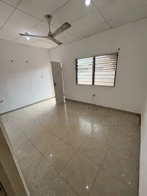 Spacious Chamber and Hall Sc