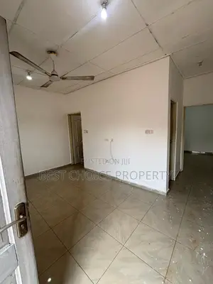 Spacious Chamber and Hall Sc