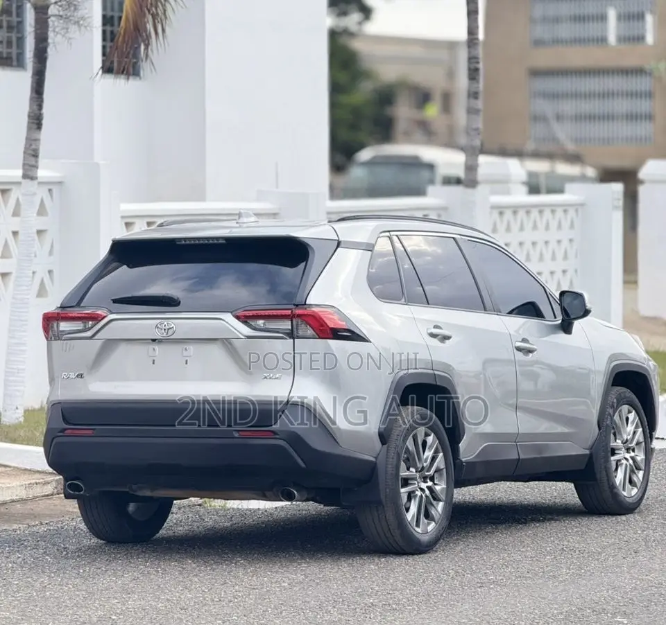 Toyota RAV4 XLE Premium AWD 2020 Silver