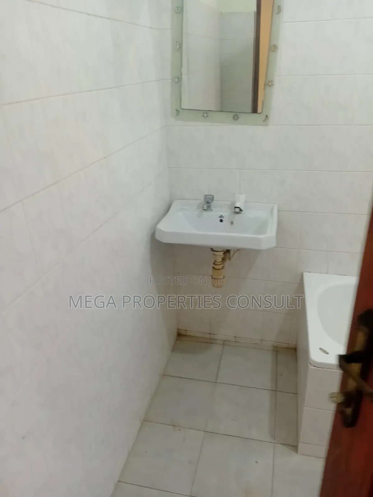 4bdrm Apartment in Sowutwuom for rent