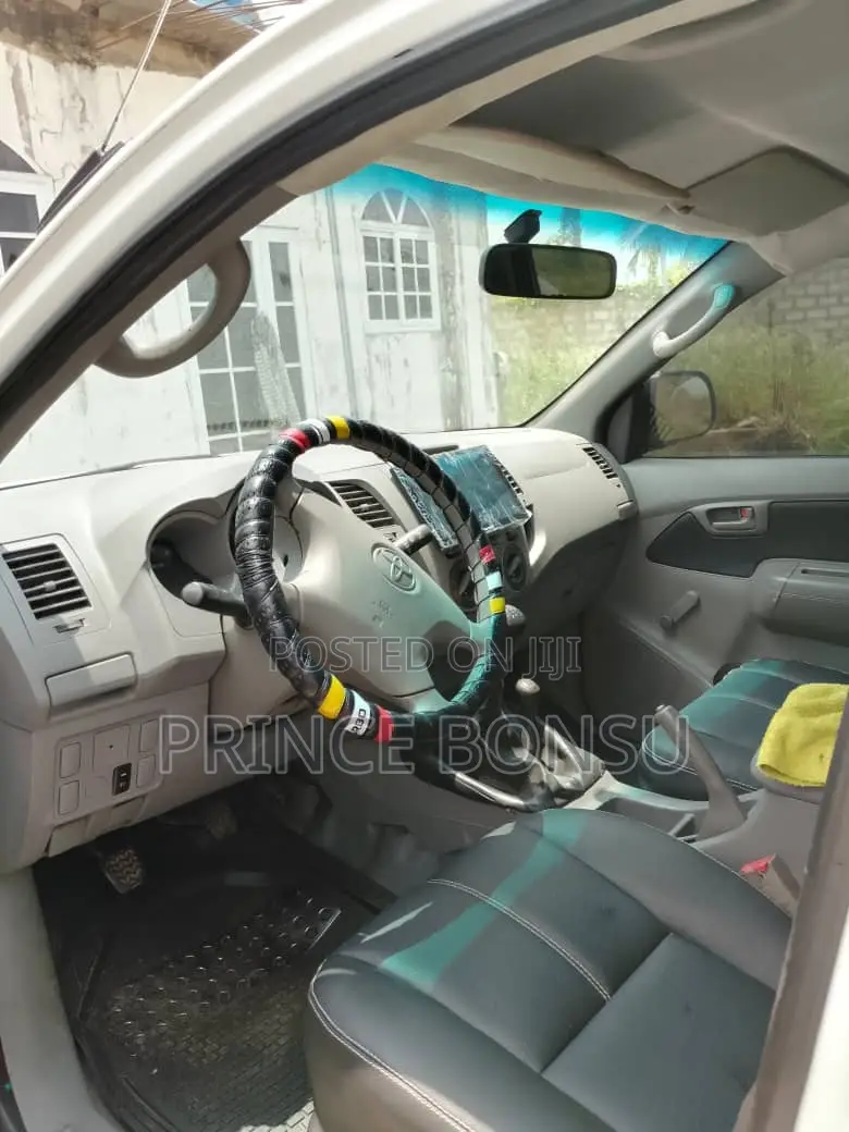 Toyota Hilux 2012 White