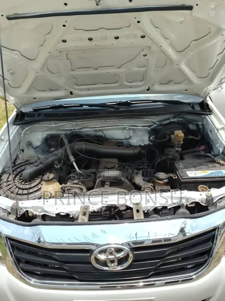 Toyota Hilux 2012 White
