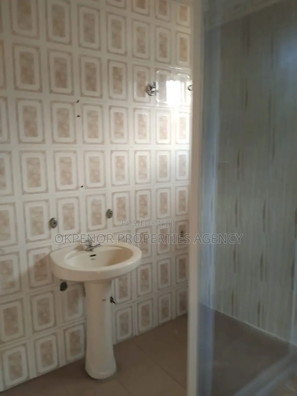 8bdrm House in Tema Com6 for rent