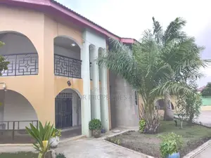 8bdrm House in Tema Com6 for rent