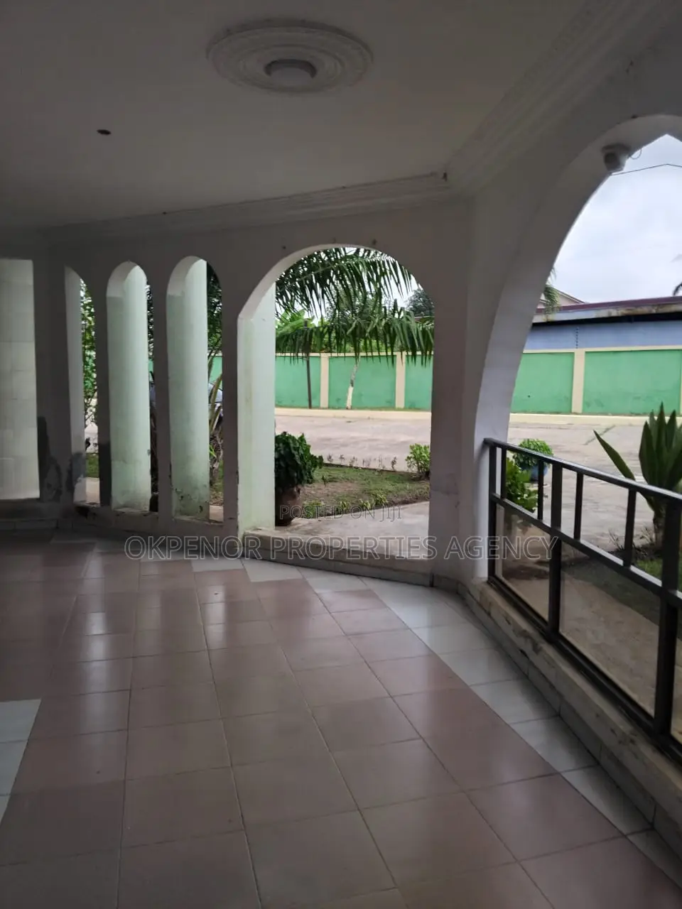 8bdrm House in Tema Com6 for rent
