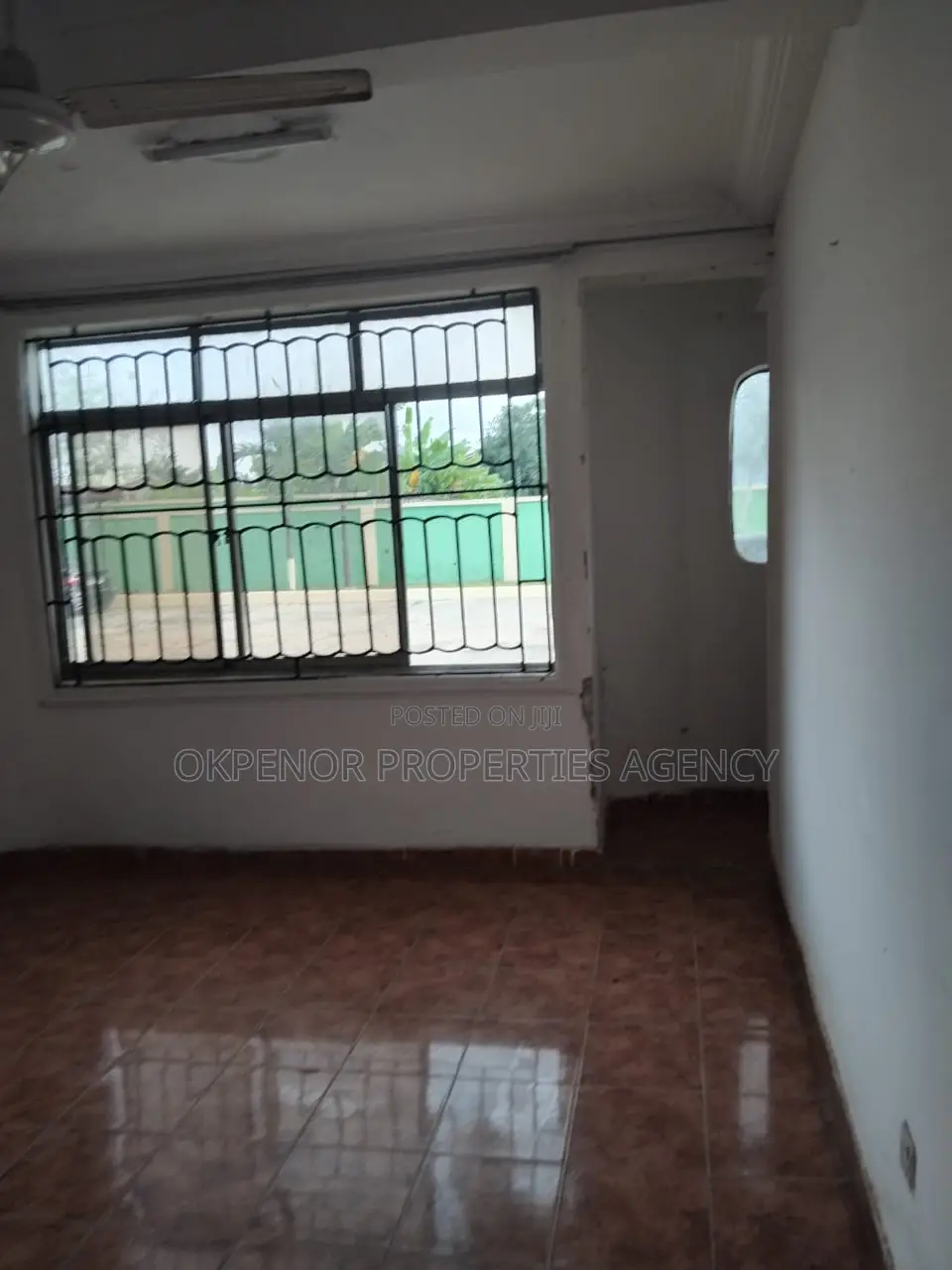 8bdrm House in Tema Com6 for rent
