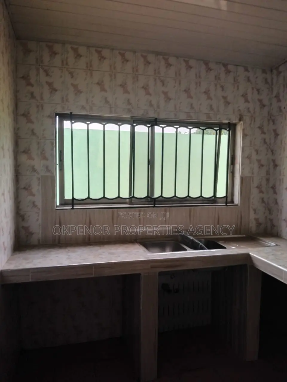 8bdrm House in Tema Com6 for rent