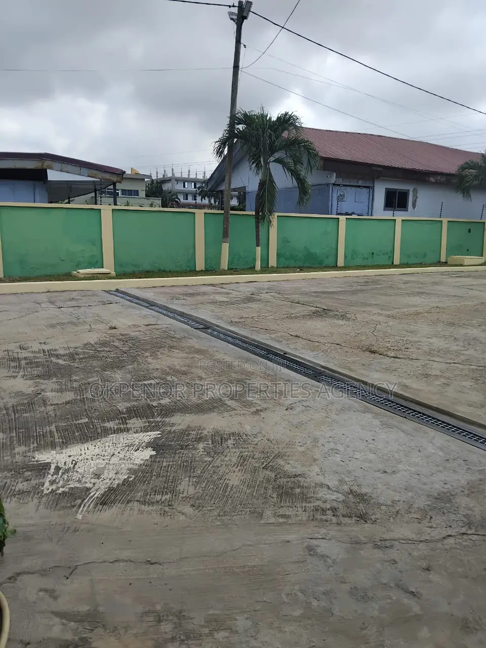8bdrm House in Tema Com6 for rent
