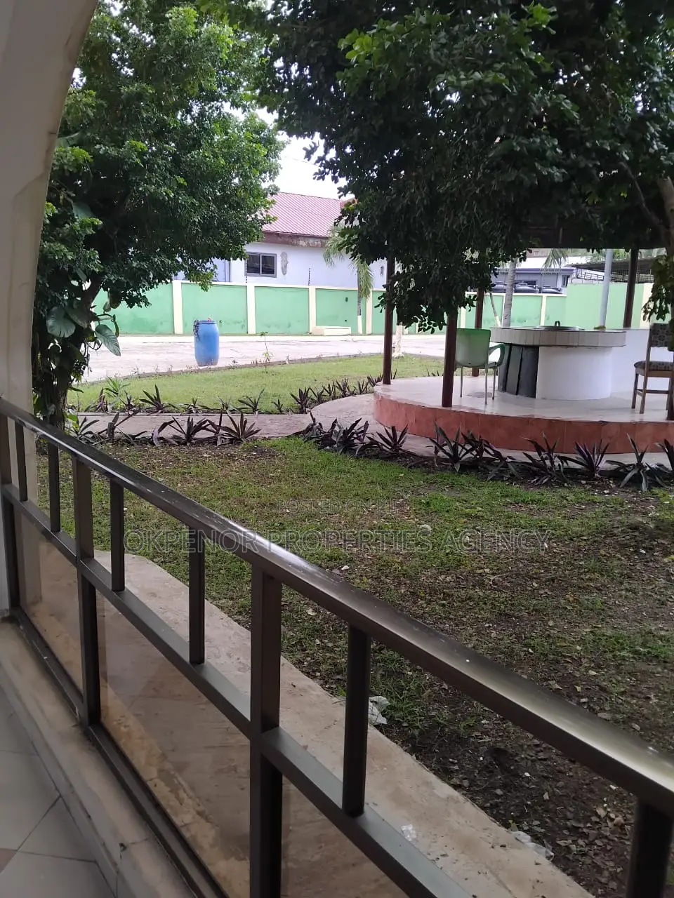 8bdrm House in Tema Com6 for rent