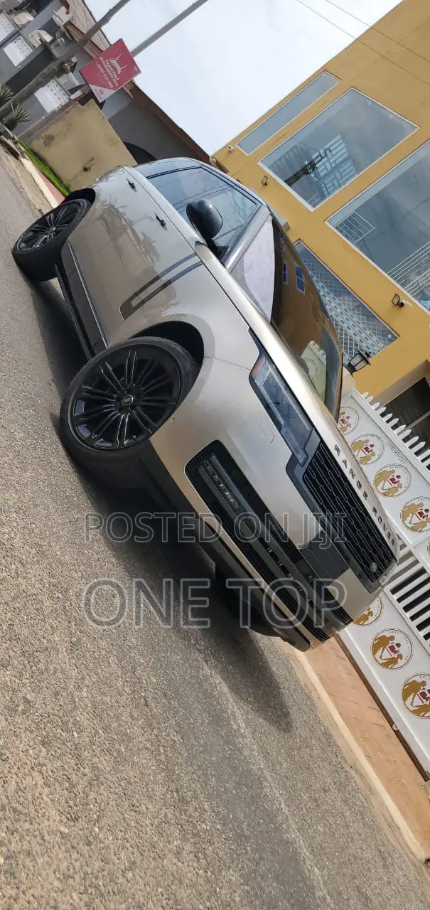 Land Rover Range Rover Vogue 2023 Gold