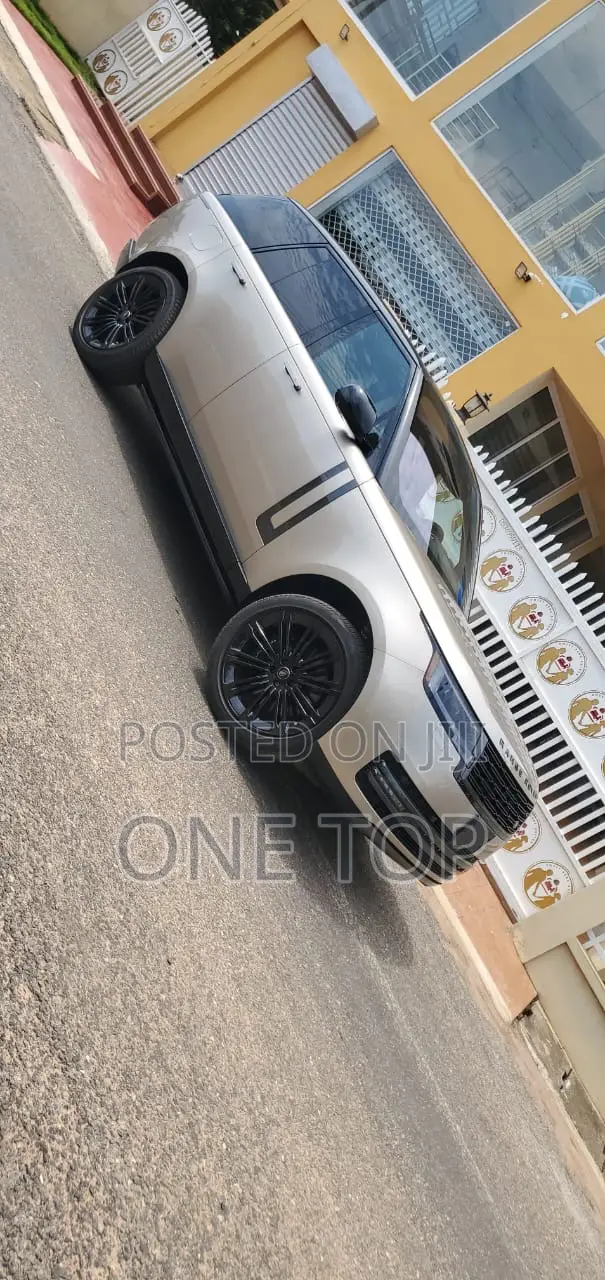 Land Rover Range Rover Vogue 2023 Gold