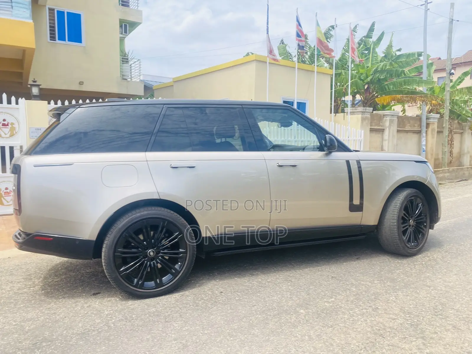 Land Rover Range Rover Vogue 2023 Gold