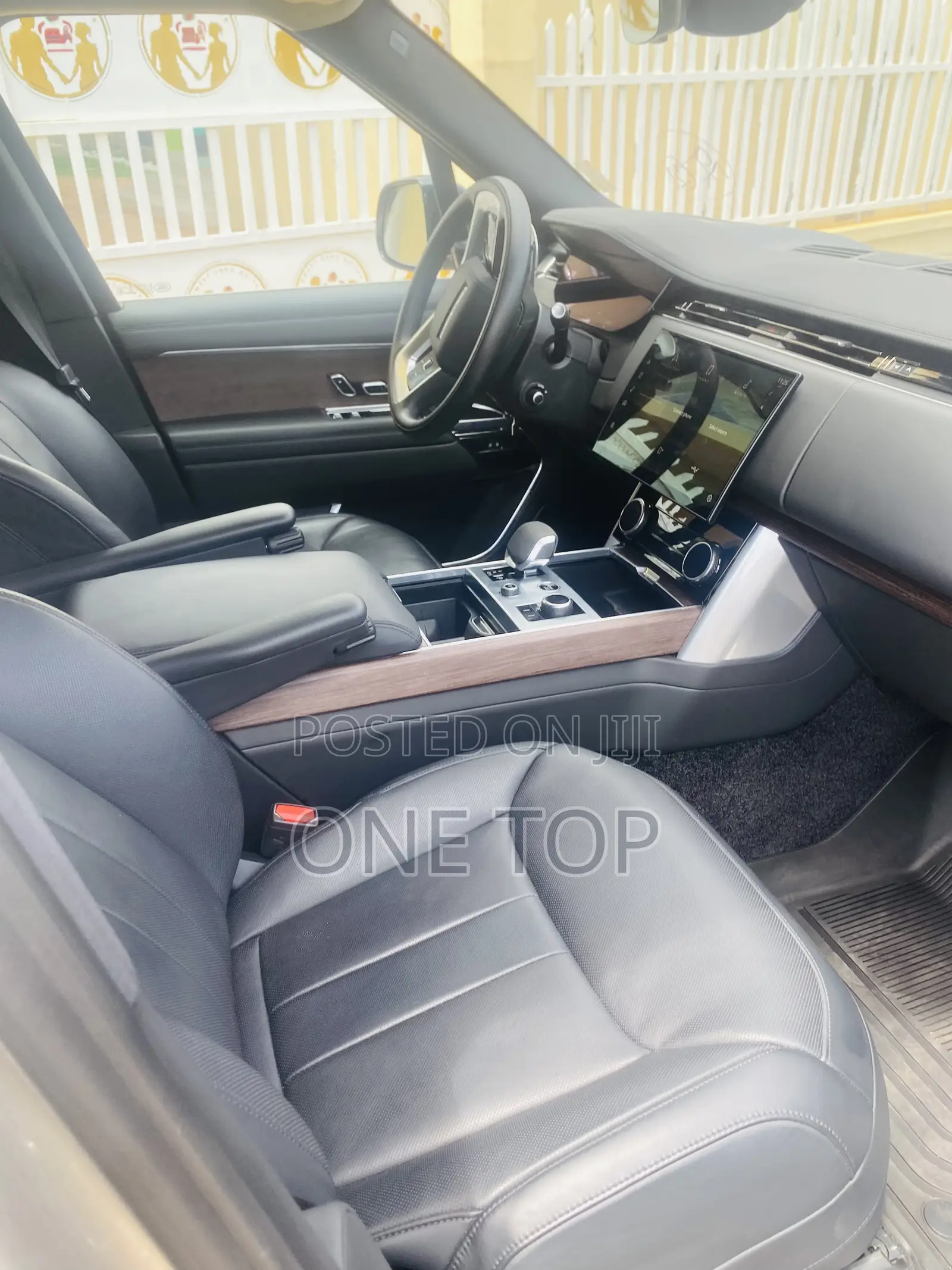 Land Rover Range Rover Vogue 2023 Gold