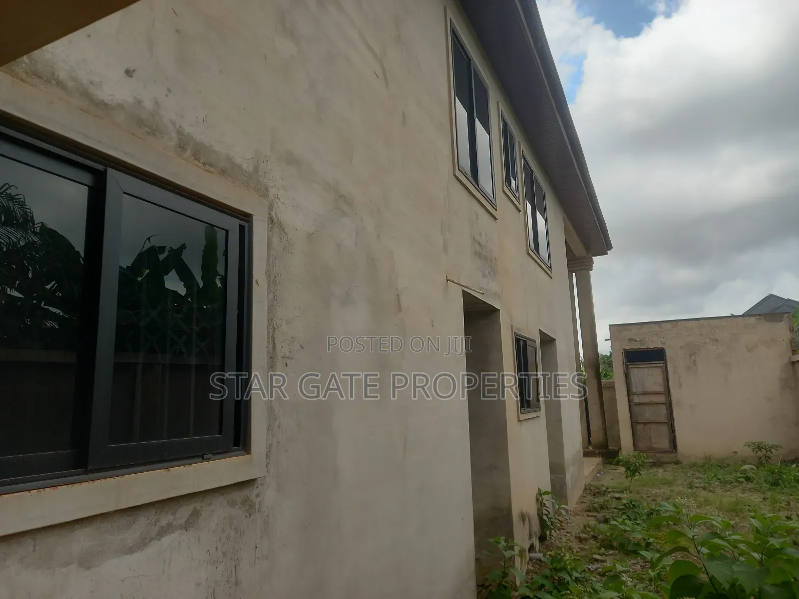 8bdrm House in Santasi Nkoransa, Kumasi Metropolitan for sale